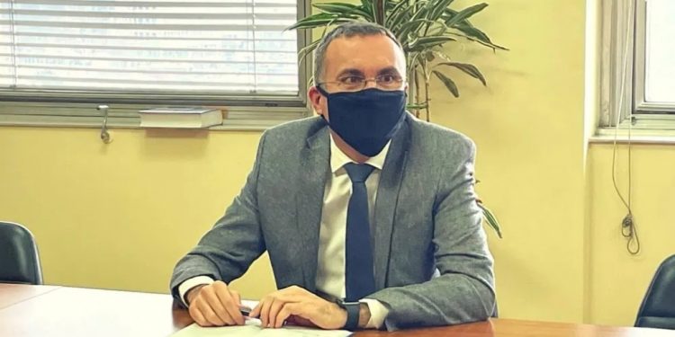 Kandic: Zabranjena prodaja garderobe sa natpisom “Nož, žica”