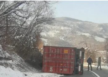 Prevrnuo se kamion u blizini granice sa Crnom Gorom