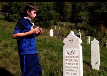 Dječak od novca iz kasice kupio nišane za mamu koja je preminula kada je imao 20 dana (VIDEO)
