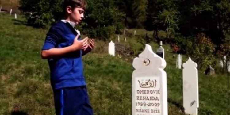 Dječak od novca iz kasice kupio nišane za mamu koja je preminula kada je imao 20 dana (VIDEO)