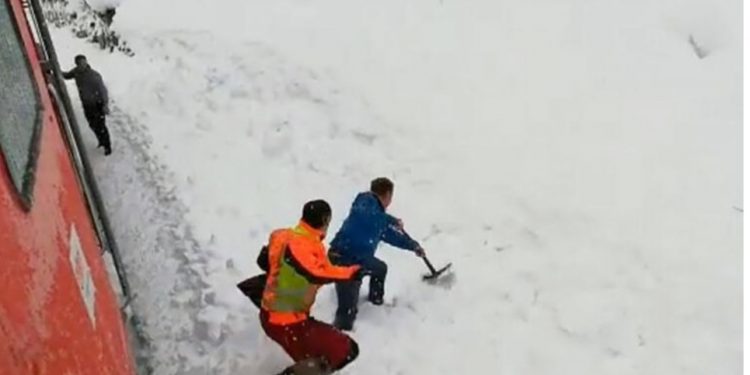 REAKCIJA KOJA JE ODUŠEVILA SVET: Radnici u Austriji zaustavili voz jer su videli “nešto” u snegu! (VIDEO)
