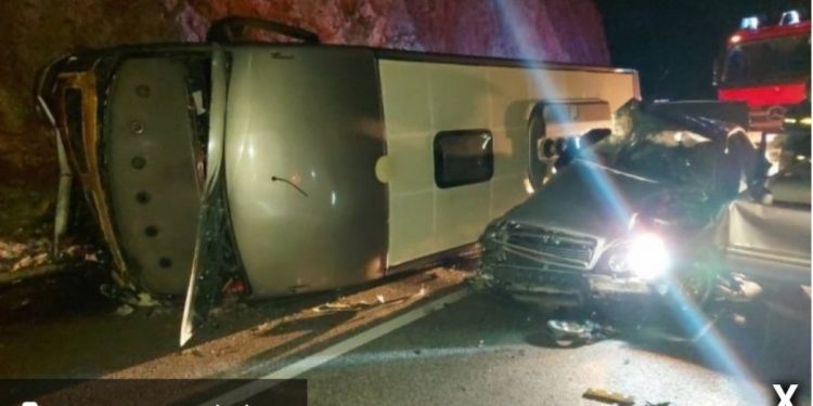 SAOBRAĆAJNA NESREĆA: Prevrnuo se autobus, povrijeđen vozač