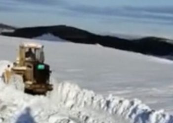 (VIDEO) Trud i želja jači od pešterske hladnoće! Čišćenje snijega u ekstremnim vremenskim uslovima na Pešteri