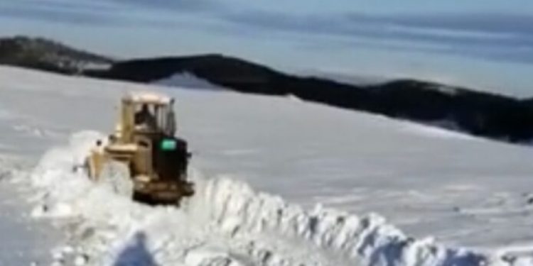 (VIDEO) Trud i želja jači od pešterske hladnoće! Čišćenje snijega u ekstremnim vremenskim uslovima na Pešteri