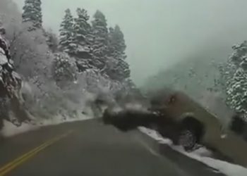 AUTO KAMEROM SNIMLJENA STRAVIČNA NESREĆA: DVA VOZILA SE PRVO SUDARILA NA CESTI PA ONDA PALA NIZ LITICU