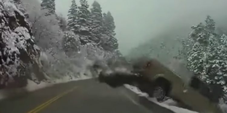 AUTO KAMEROM SNIMLJENA STRAVIČNA NESREĆA: DVA VOZILA SE PRVO SUDARILA NA CESTI PA ONDA PALA NIZ LITICU