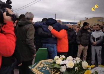VIDEO) TRI OCA SE ZAGRLILA I PLAČU NA ISPRAĆAJU SINOVA NA AHIRET!