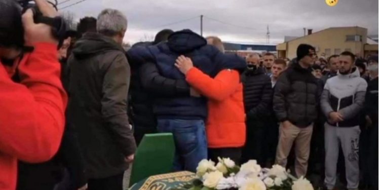 VIDEO) TRI OCA SE ZAGRLILA I PLAČU NA ISPRAĆAJU SINOVA NA AHIRET!
