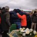 VIDEO) TRI OCA SE ZAGRLILA I PLAČU NA ISPRAĆAJU SINOVA NA AHIRET!