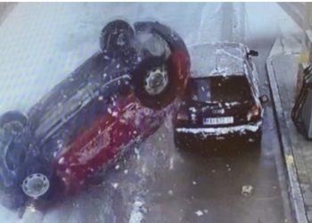 Nevjerojatan snimak: Pogledajte kako je vozač “Bube” uletio na benzinsku pumpu i završio na krovu