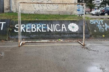 SRAMOTNO! U TUZLI PREKO NATPISA SREBRENICA NAPISANO: ,,UBI MUŠKO, JE*I ŽENSKO” (FOTO)