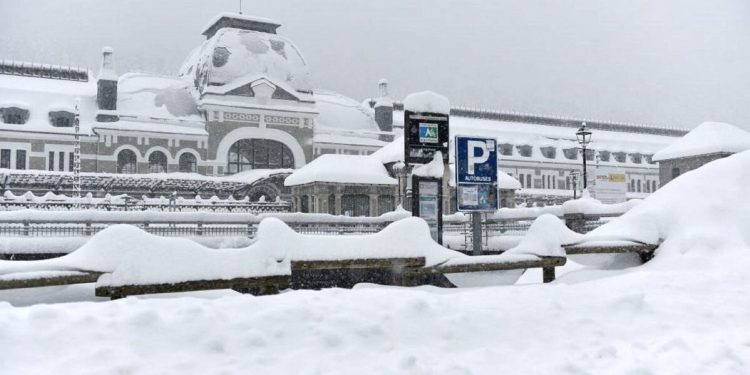 GLAVNI GRAD ZATRPAN SNIJEGOM, kolaps u saobraćaju: POGLEDAJTE PRIZORE IZ ŠPANIJE (VIDEO)