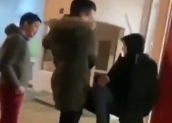 (VIDEO) STRAVIČNO VRŠNJAČKO NASILJE U BARU: Maloljetnici Šutirali I Udarali Dječaka!