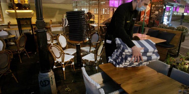 NOVO RADNO VREME NA STOLU KRIZNOG ŠTABA: Promena do 1. februara, evo do kada bi kafići i restorani mogli da rade!