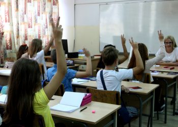 DA LI SE SVI ĐACI VRAĆAJU U ŠKOLE? Ministarstvo razmatra dva scenarija, evo kome je bliži i kako bi NASTAVA MOGLA DA IZGLEDA