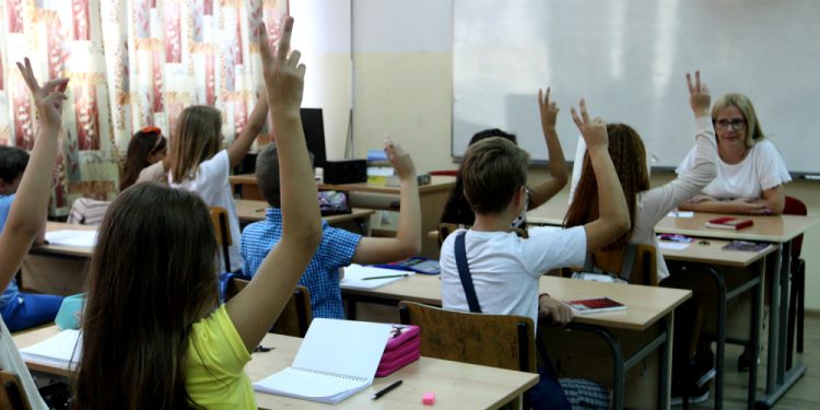 DA LI SE SVI ĐACI VRAĆAJU U ŠKOLE? Ministarstvo razmatra dva scenarija, evo kome je bliži i kako bi NASTAVA MOGLA DA IZGLEDA