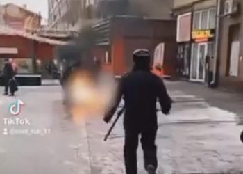 (VIDEO) Na protestima u centru Moskve muškarac se polio benzinom i zapalio