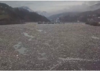 EKOLOŠKA KATASTROFA: Jezerom pluta na stotine kubika otpada (VIDEO)