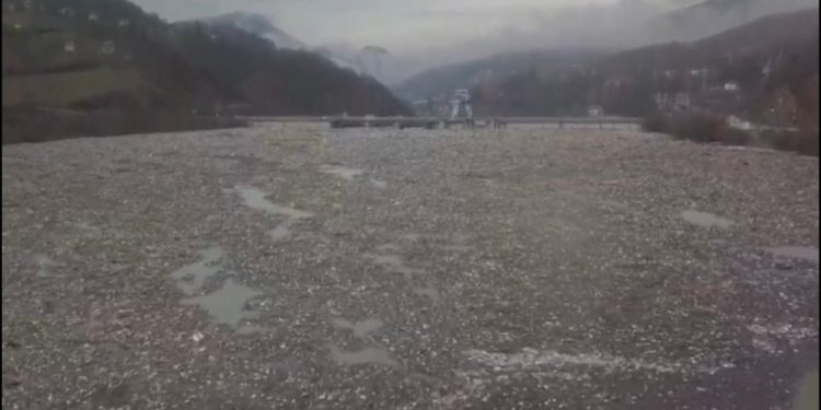 EKOLOŠKA KATASTROFA: Jezerom pluta na stotine kubika otpada (VIDEO)