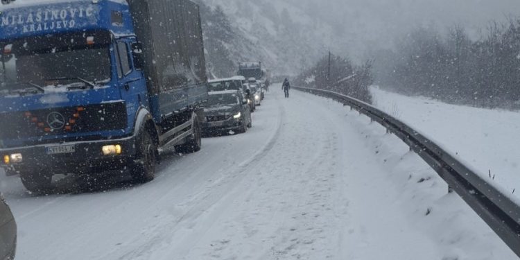 Putevi Srbije upozoravaju vozače na poledicu, maglu, odrone