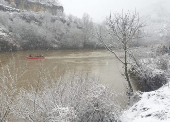 OBUSTAVLJENA POTRAGA ZA MUŠKARCEM KOJI JE SLETEO U LIM! Vozilo locirano na dubini od 20 metara