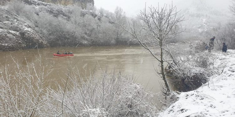 OBUSTAVLJENA POTRAGA ZA MUŠKARCEM KOJI JE SLETEO U LIM! Vozilo locirano na dubini od 20 metara