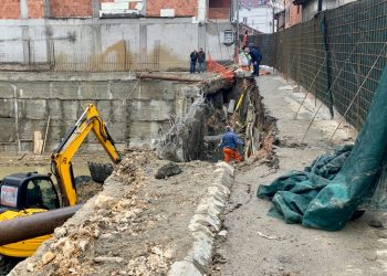 NOVI PAZAR: Zbog urušavanja temelja utonuo put, ulica zatvorena za saobraćaj (FOTO)