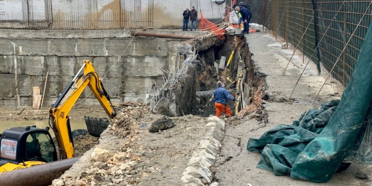NOVI PAZAR: Zbog urušavanja temelja utonuo put, ulica zatvorena za saobraćaj (FOTO)