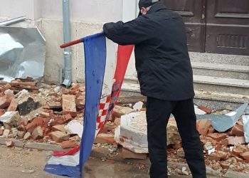 Komandir Jedinice za intervenciju i podršku pri Direkciji za koordinaciju policijskih tijela BiH Samir Mirvić dospio je u žižu javnosti u regionu nakon što su objavljene fotografije na kojima on iz ruševina izvlači zastavu Hrvatske.