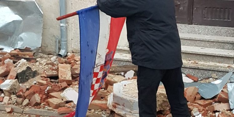 Komandir Jedinice za intervenciju i podršku pri Direkciji za koordinaciju policijskih tijela BiH Samir Mirvić dospio je u žižu javnosti u regionu nakon što su objavljene fotografije na kojima on iz ruševina izvlači zastavu Hrvatske.