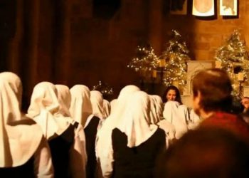 Obavezno pogledajte! BOŽIĆNA ČAROLIJA: Muslimanke ušle u crkvu i uradile nešto što je svim hrišćanima nateralo SUZE NA OČI (VIDEO)