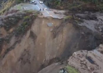 KALIFORNIJA TONE U OKEAN: Najpoznatiji put progutala zemlja, otvorio se ogroman krater (VIDEO)