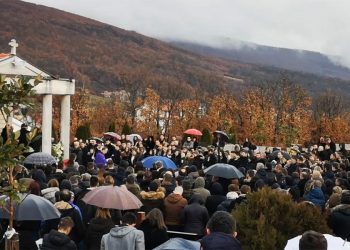 (VIDEO) Stotine građana na sahrani Mirele Rezo: Emotivan govor svećenika