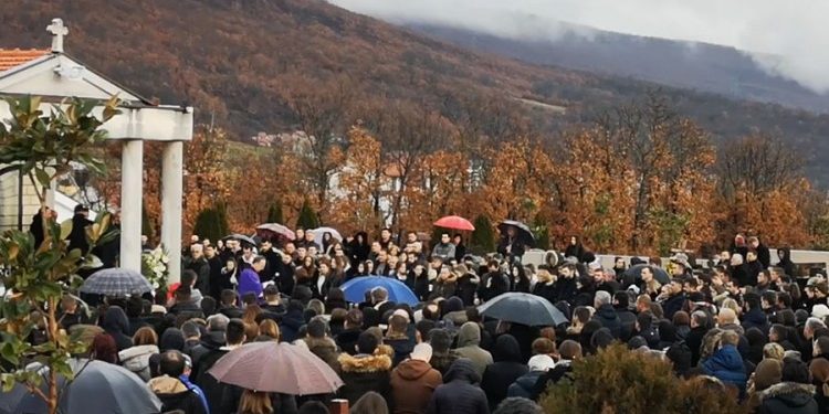 (VIDEO) Stotine građana na sahrani Mirele Rezo: Emotivan govor svećenika