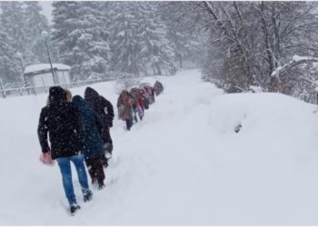 Sneg napadao, vetar šiba, ali u školu se mora: Đaci u Sjenici GURALI KOMBI SA UČITELJIMA I pešačali kilometar kroz duboke smetove da bi stigli na čas (FOTO)