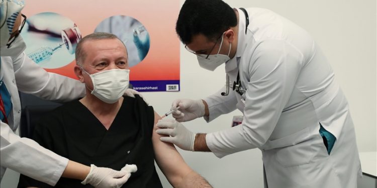 Erdogan primio vakcinu protiv koronavirusa