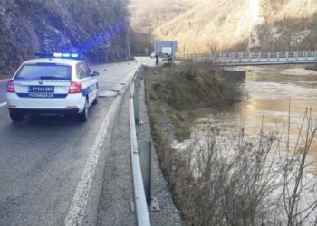 PRVE SLIKE I SNIMCI SA LICA MJESTA: Muškarac iz Prijepolja sleteo u Lim – voda ”progutala” auto