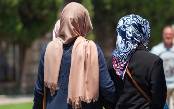 Šta je ovim ženama i curama danas?! Dokle ćete tako davati sebe kao na dlanu svakom koji naiđe i kaže vam…