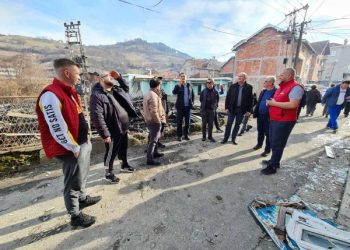 Novi Pazar / Gradonačelnik obišao mesto sinoćnjeg požara u krugu preduzeća Razvitak