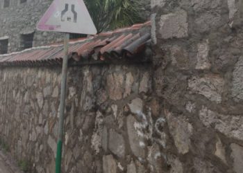 VANDALIZAM U PODGORICI: Na ogradi Osmanagića džamije nacrtan “krst sa četiri S” (FOTO)