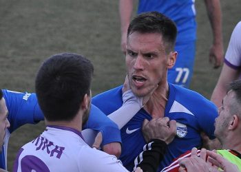 (Video) POTPUNI HAOS U IVANJICI: Sudija Poništio Gol Pazarcima, Uslijedio Sukob Igrača