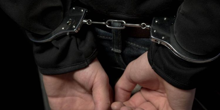 NIŠLIJE (19) POD DEJSTVOM ALKOHOLA UKRALI AUTOBUS: Mladići pravili haos po gradu, udarali u vozila na koja su naišli