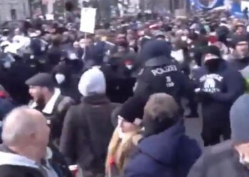POLICIJA,NA DEMONSTRACIJAMA PROTIV MERA ZBOG LAZNOG KOVIDA-19 I PROTIV SEBASTIJANA KURC U BECU,SKINULA KACIGE I STALA NA STRANI NARODA!!!  (VIDEO)