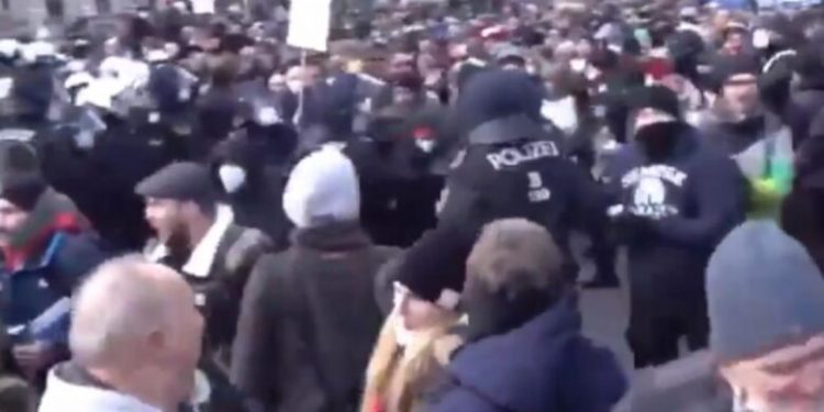 POLICIJA,NA DEMONSTRACIJAMA PROTIV MERA ZBOG LAZNOG KOVIDA-19 I PROTIV SEBASTIJANA KURC U BECU,SKINULA KACIGE I STALA NA STRANI NARODA!!!  (VIDEO)