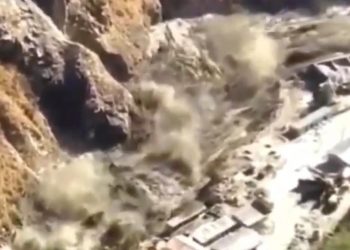 UZBUNA U INDIJI! ODLOMIO SE GLEČER NA HIMALAJIMA: Moguće 150 stradalih! Uništena brana, voda guta okolna sela! (VIDEO)