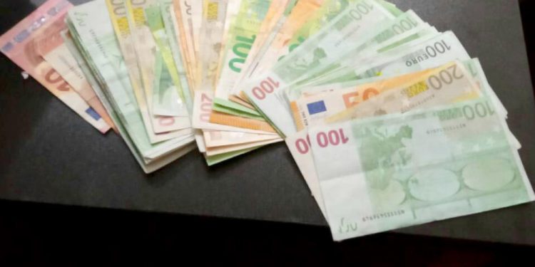 EVO KOLIKO JE PARA BILO U KOVERTI ZBOG KOJE JE UHAPŠENA SUDIJA: Predsednica Prekršajnog suda u Kraljevu pala zbog MITA!
