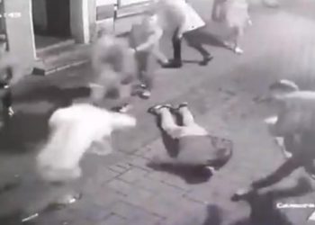 POGLEDAJTE SNIMAK BRUTALNE MASOVNE TUČE U NS: Mladića bacili na beton, pa ga šutirali, jedan napadač mu i skočio na glavu VIDEO