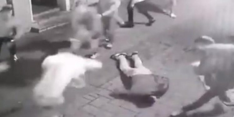 POGLEDAJTE SNIMAK BRUTALNE MASOVNE TUČE U NS: Mladića bacili na beton, pa ga šutirali, jedan napadač mu i skočio na glavu VIDEO