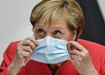 HIT NA INTERNETU: Pogledajte reakciju Angele Merkel nakon što je shvatila da je zaboravila masku…