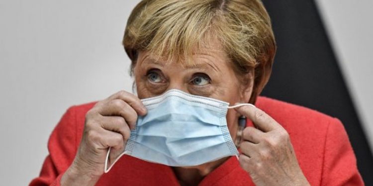 HIT NA INTERNETU: Pogledajte reakciju Angele Merkel nakon što je shvatila da je zaboravila masku…